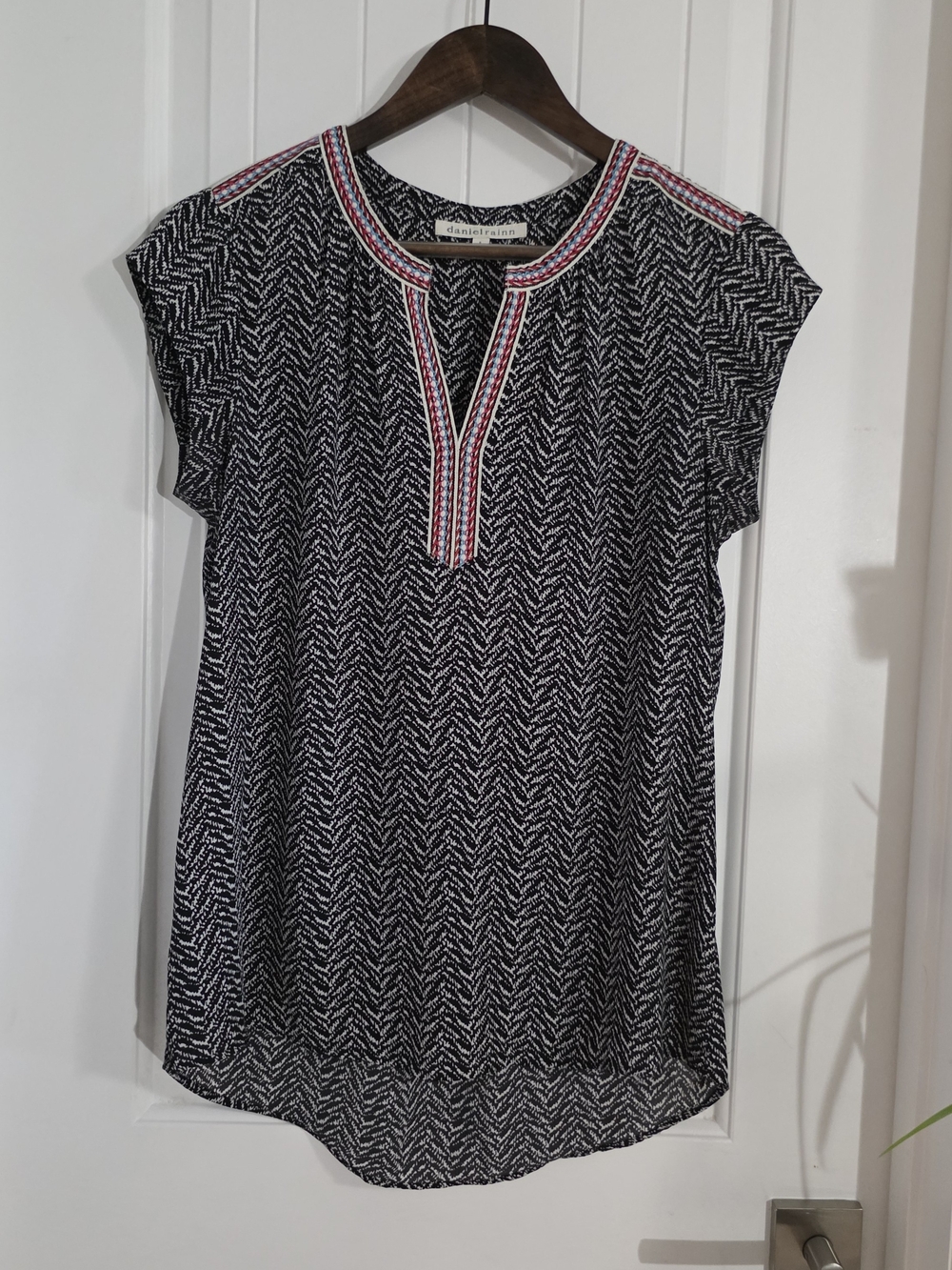 Daniel Rainn Small Black White Chevron Blouse Embroidered Trim Boho Top - Picture 2 of 9